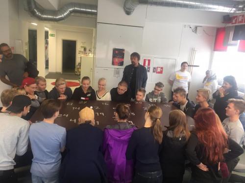 Pingispallon-siirtely-numerosta-toiseen-puhaltamalla.